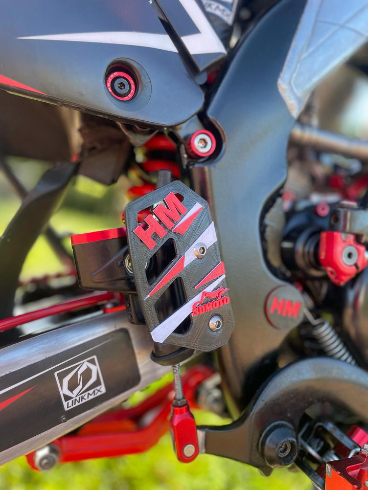 Cache maître-cylindre de frein personnalisable – Protection et style pour votre moto